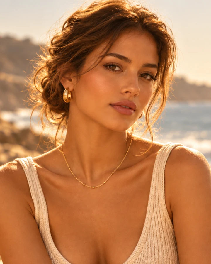 Modelo Ziriah com argola e colar dourados