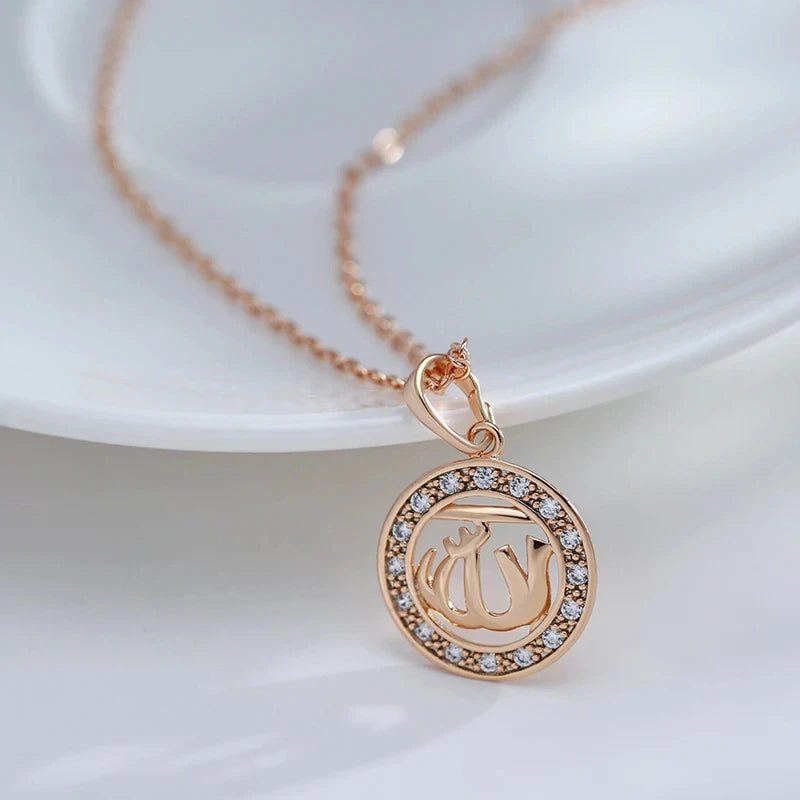 Colar Feminino Cobre Medalão Allah Caligrafia Árabe Pavê Zircônia Ouro Rosé 585