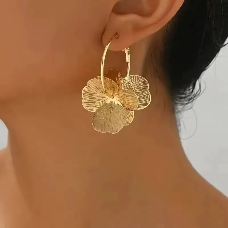 Brinco Feminino Flor Pendente em Aço Inoxidável
