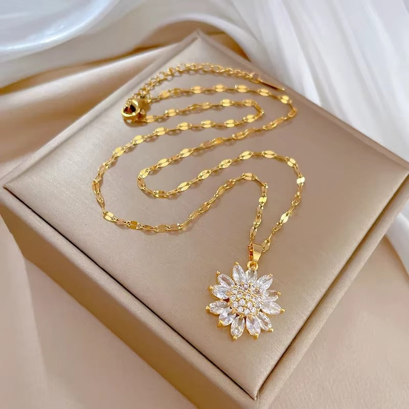 Colar Feminino Flor Radiante com Zircônias em Aço Inoxidável