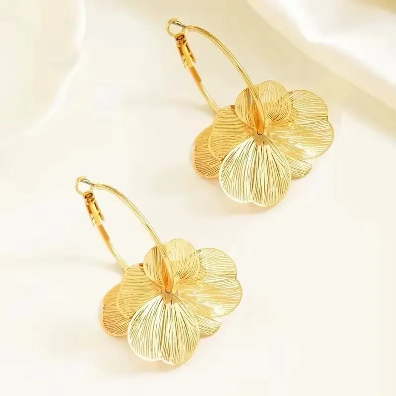 Brinco Feminino Flor Pendente em Aço Inoxidável