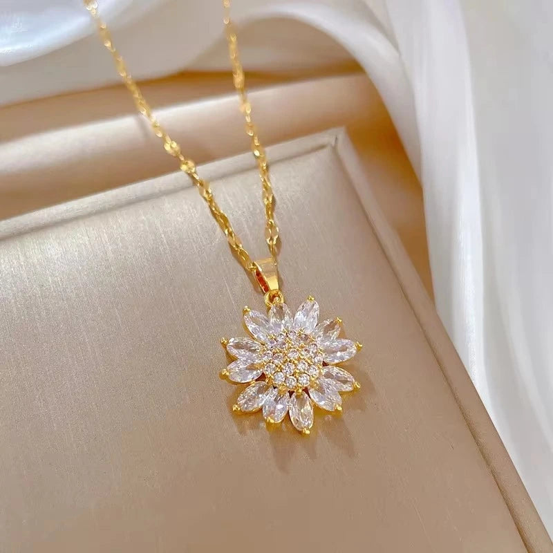 Colar Feminino Flor Radiante com Zircônias em Aço Inoxidável