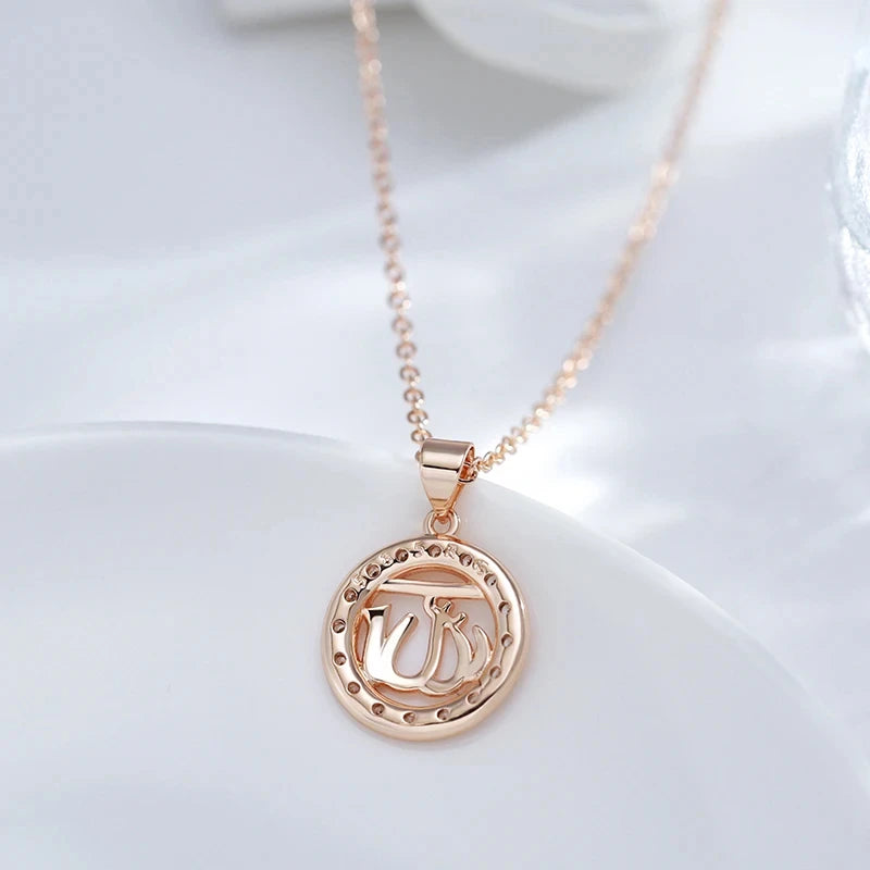 Colar Feminino Cobre Medalão Allah Caligrafia Árabe Pavê Zircônia Ouro Rosé 585