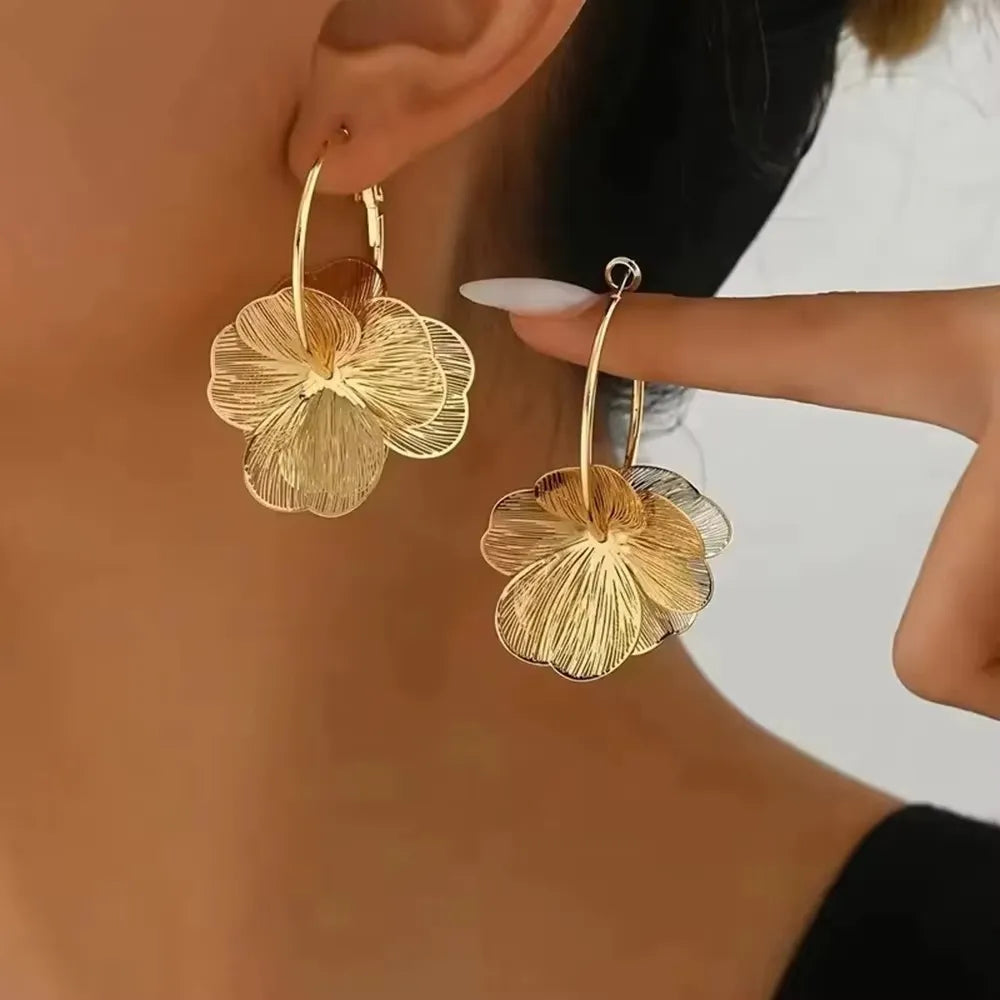 Brinco Feminino Flor Pendente em Aço Inoxidável