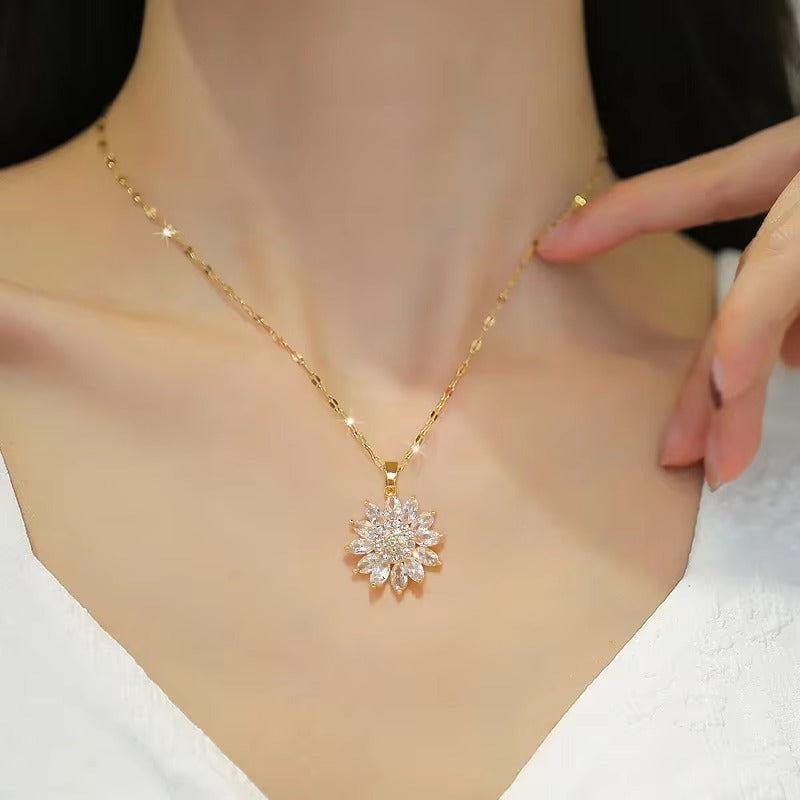 Colar Feminino Flor Radiante com Zircônias em Aço Inoxidável