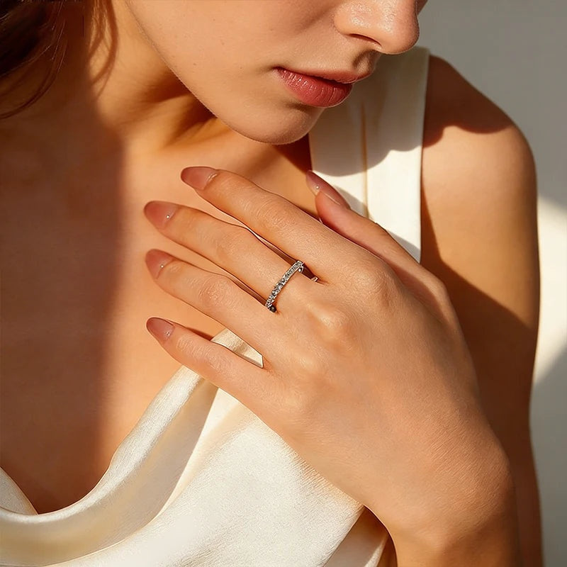 Aliança eternidade fina de moissanite usada na mão