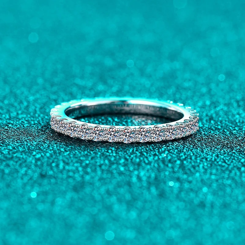 Aliança eternidade fina de moissanite deitada