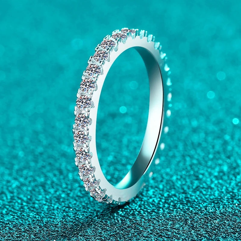 Aliança eternidade fina de moissanite em pé mostrando as pedras