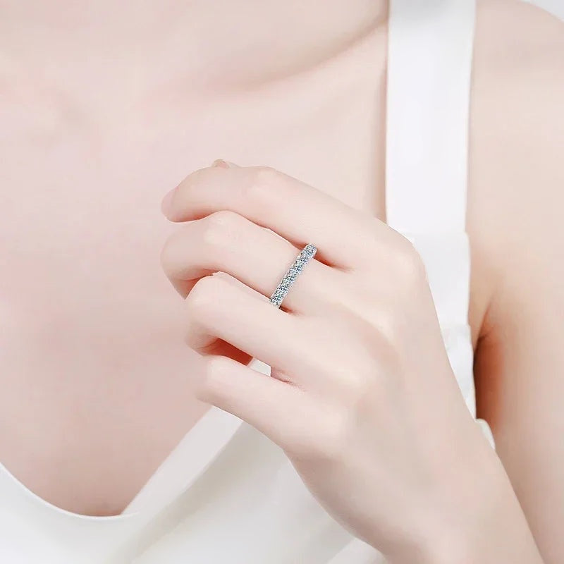 Aliança eternidade de moissanite usada na mão