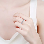 Aliança eternidade de moissanite usada na mão