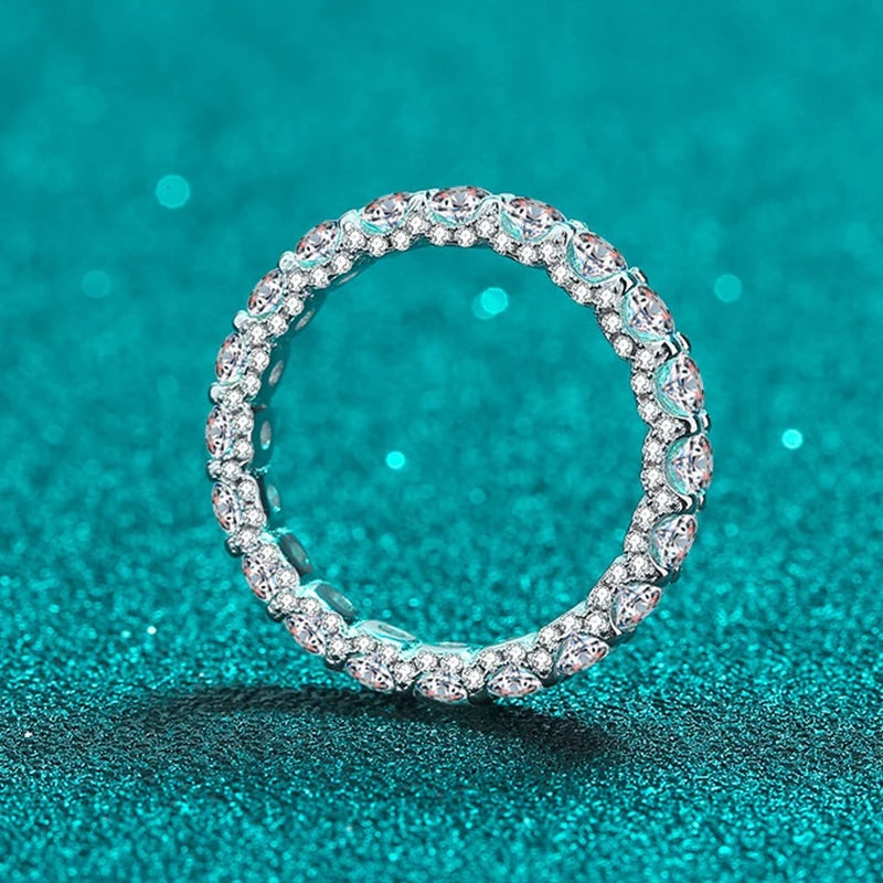 Aliança eternidade de moissanite em pé mostrando a volta inteira