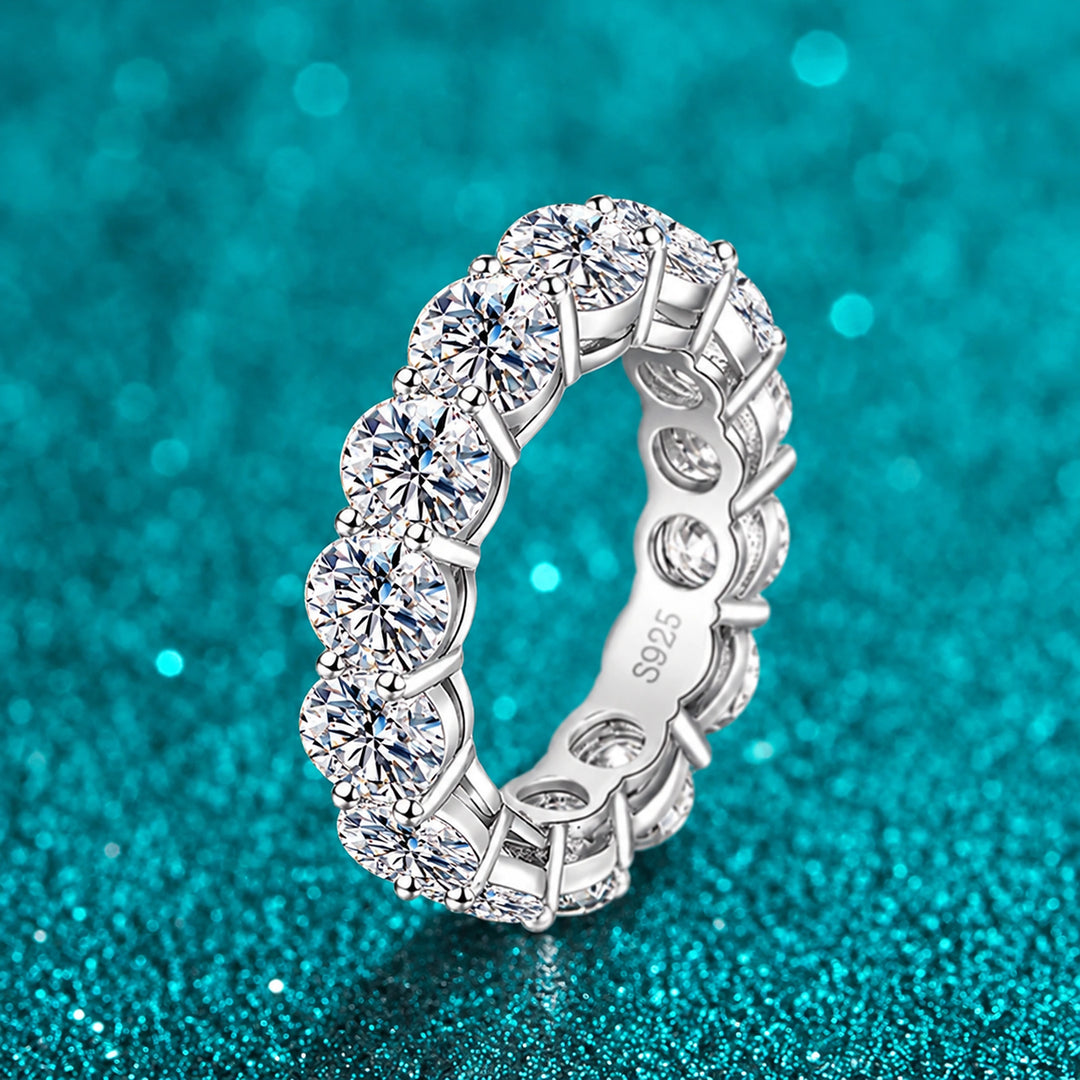 Aliança Eternidade de Moissanite 5 mm Cravejada Inteira Prata 925 em prata 925 sobre fundo verde com brilho