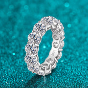 Aliança Eternidade de Moissanite 5 mm Cravejada Inteira Prata 925 em prata 925 sobre fundo verde com brilho