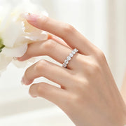 Aliança eternidade de moissanite 5 mm usada na mão com flores