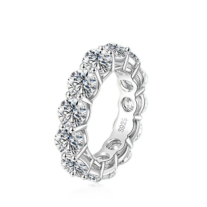 Aliança eternidade de moissanite 5 mm em prata 925 sobre fundo branco