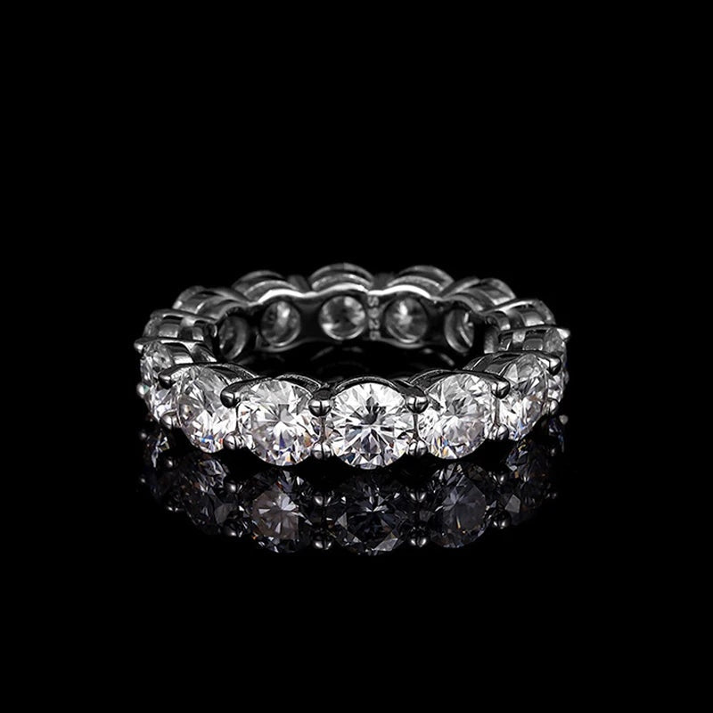 Aliança eternidade de moissanite 5 mm em fundo preto