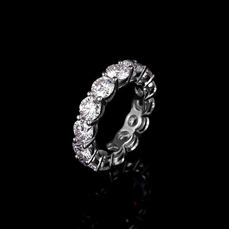 Aliança cravejada inteira de moissanite inclinada