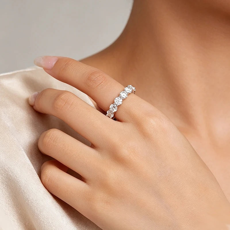 Mão feminina com aliança eternidade de moissanite