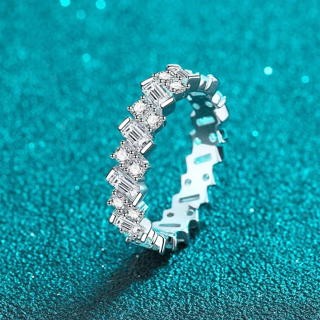 Aliança de moissanite baguete e redonda em pé