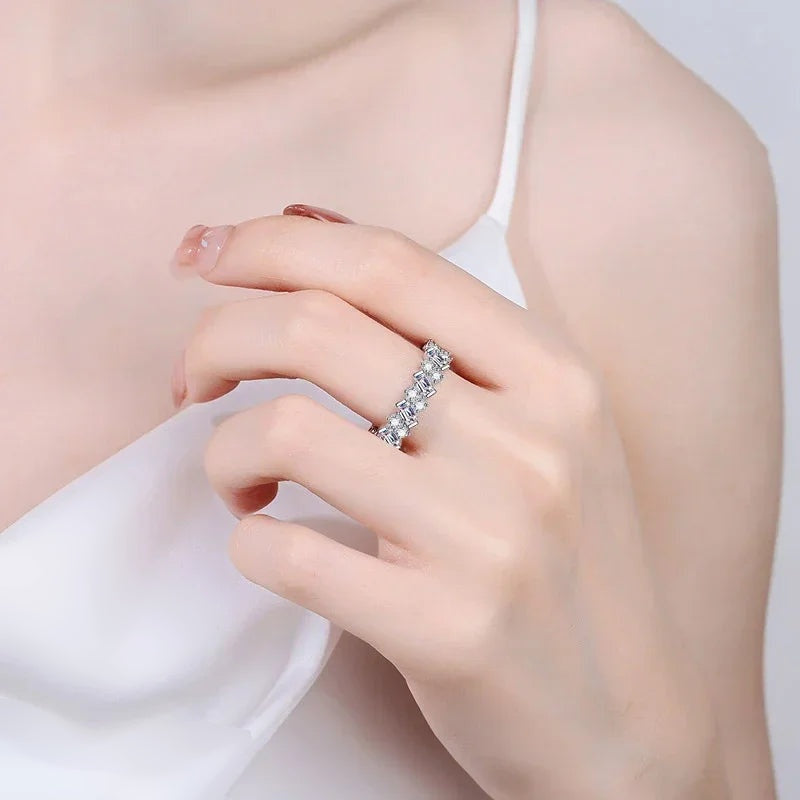 Aliança de moissanite baguete e redonda usada na mão