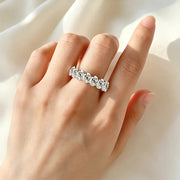 Aliança eternidade de moissanite oval usada na mão