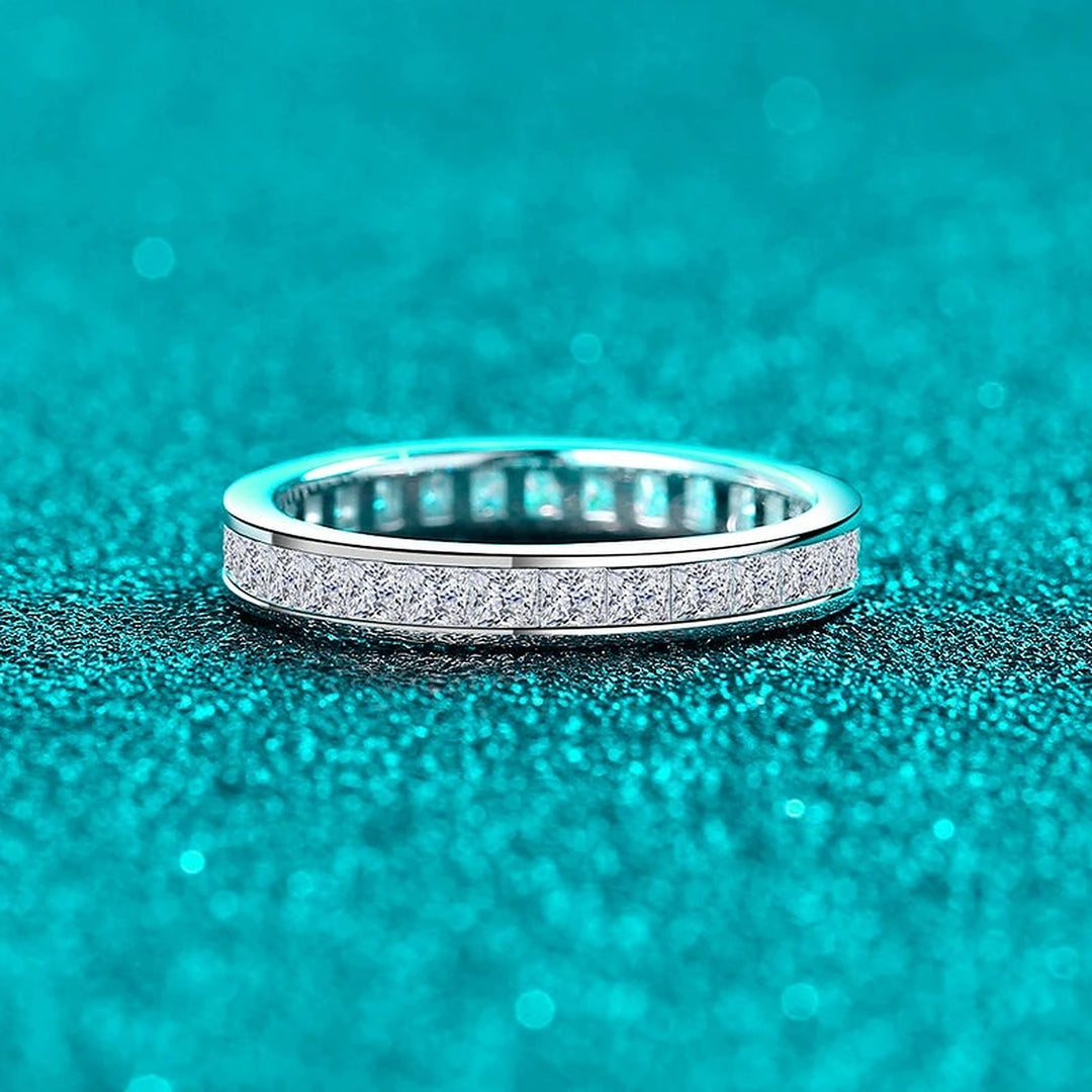Aliança eternidade de moissanite princesa deitada vista de frente