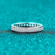Aliança eternidade de moissanite princesa deitada vista de frente