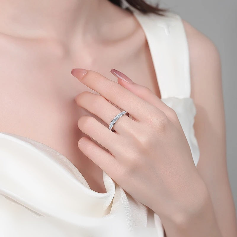 Aliança eternidade de moissanite princesa usada na mão