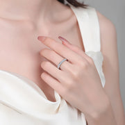 Aliança eternidade de moissanite princesa usada na mão