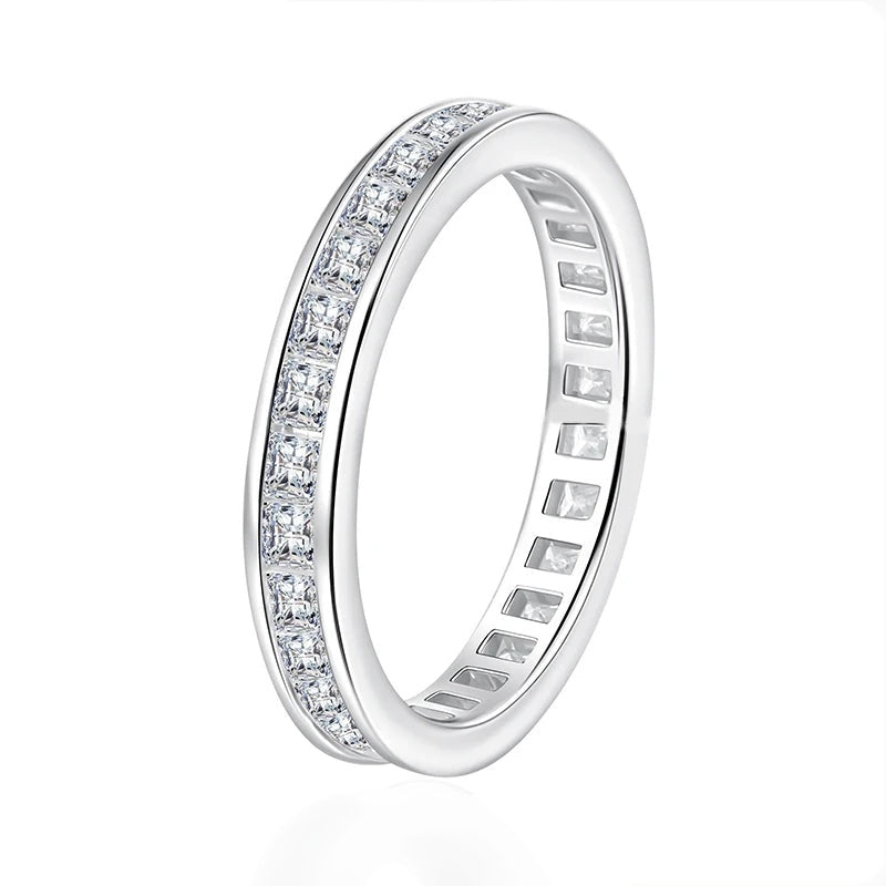 Aliança eternidade de moissanite corte princesa sobre fundo branco