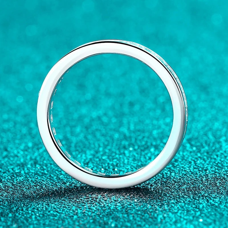 Aliança eternidade de moissanite em pé mostrando a volta inteira
