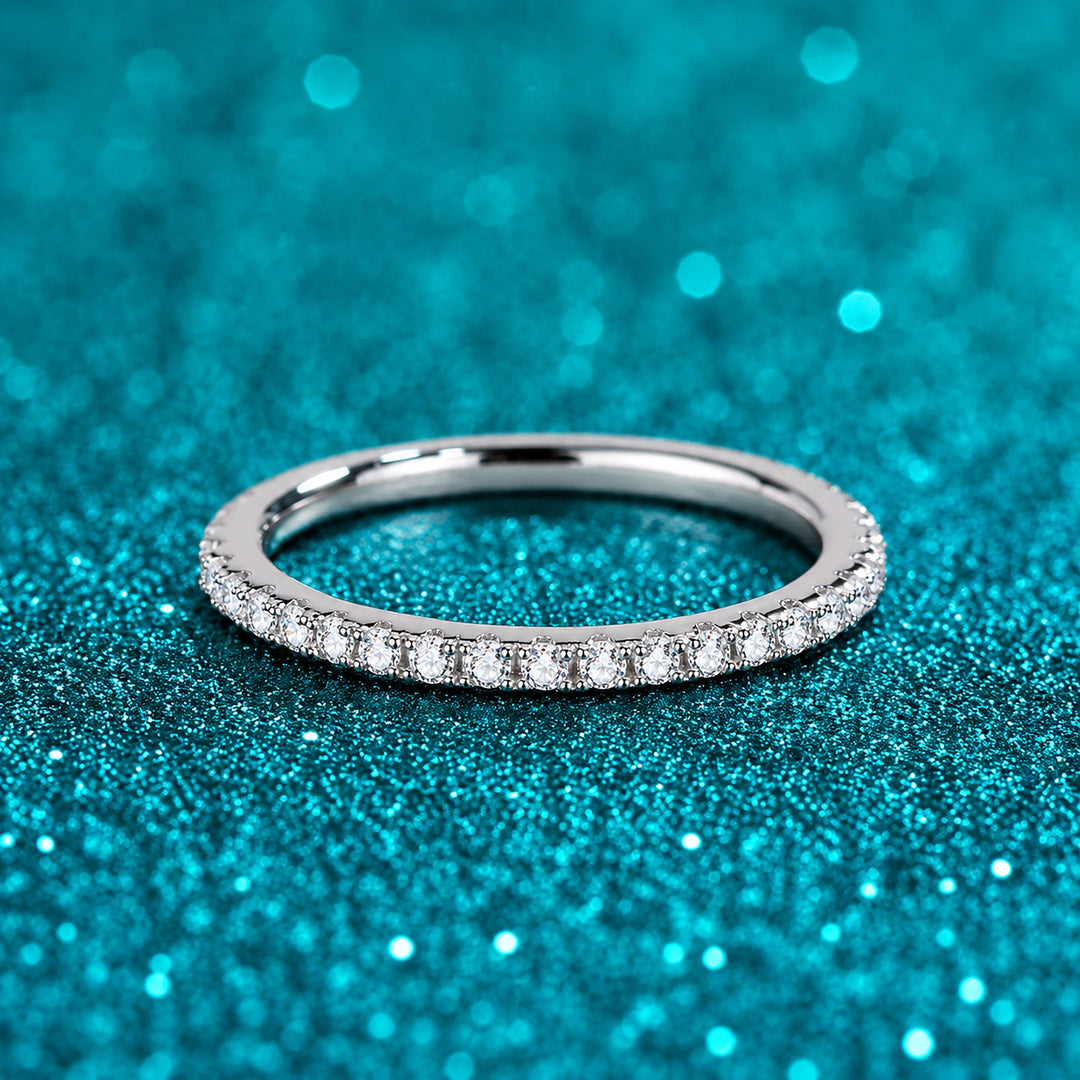 Aliança Fina de Moissanite 1,5 mm Meia ou Inteira em prata 925 sobre fundo verde com brilho