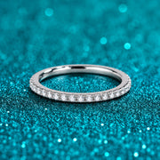 Aliança Fina de Moissanite 1,5 mm Meia ou Inteira em prata 925 sobre fundo verde com brilho