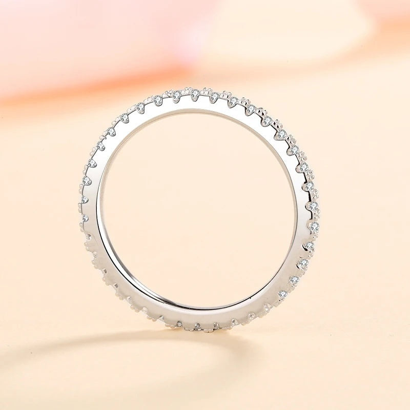 Aliança fina de moissanite em pé