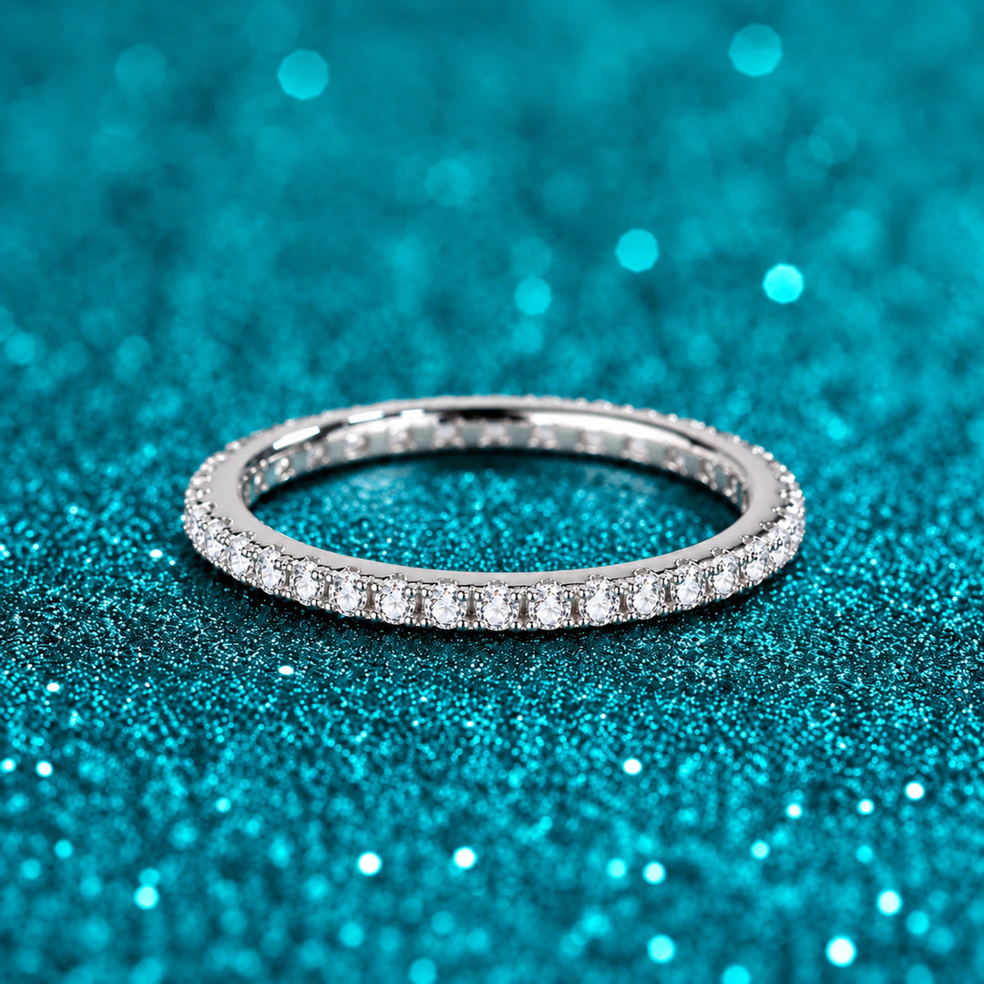 Aliança Fina de Moissanite 1,5 mm Meia ou Inteira modelo eternidade (volta inteira) em prata 925 sobre fundo verde