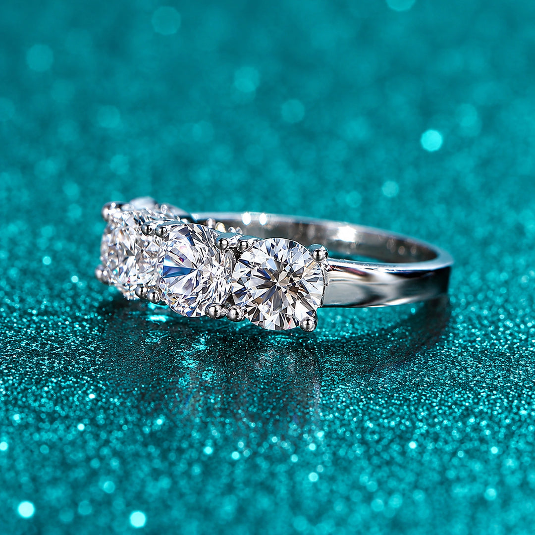 Anel 5 Pedras de Moissanite 2,5 ct ou 5 ct em prata 925 sobre fundo verde com brilho
