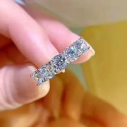 Anel 5 pedras de moissanite segurado entre os dedos