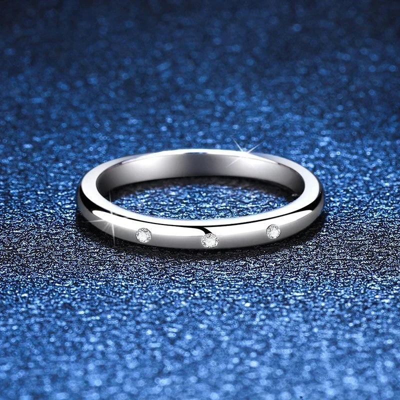 Anel aparador fino de moissanite deitado visto de frente