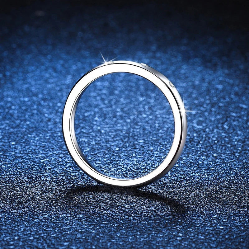 Anel aparador fino de moissanite em pé mostrando a volta