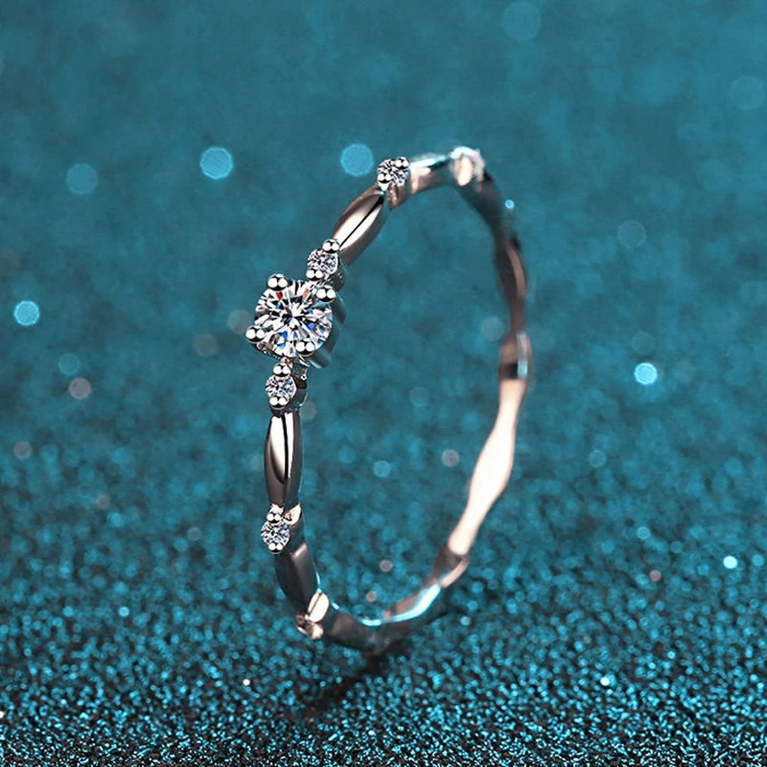 Anel delicado de moissanite inclinado