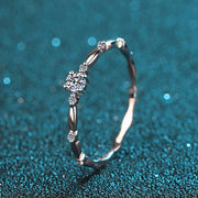 Anel delicado de moissanite inclinado