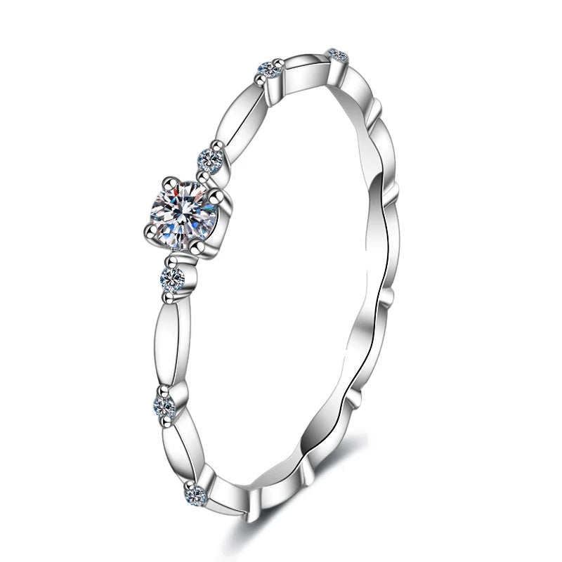 Anel delicado de moissanite 3 mm em prata 925 sobre fundo branco