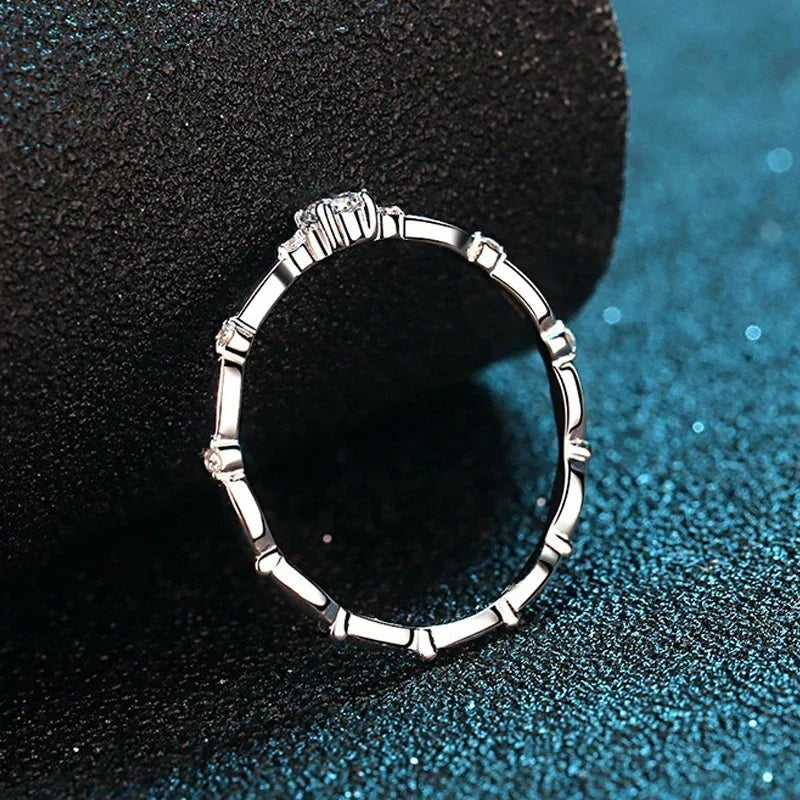 Anel delicado de moissanite em pé