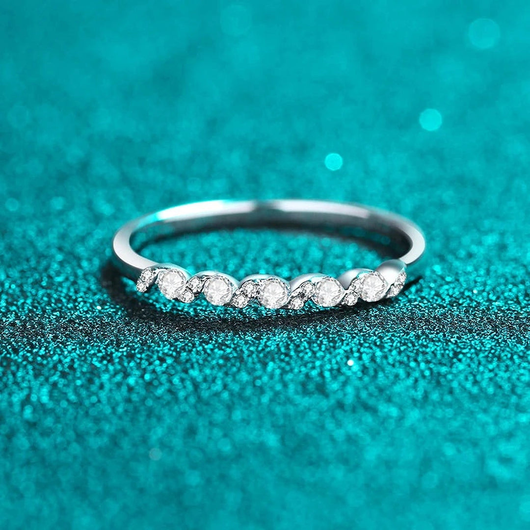 Anel ondulado de moissanite visto de frente