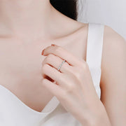 Anel delicado de moissanite usado na mão