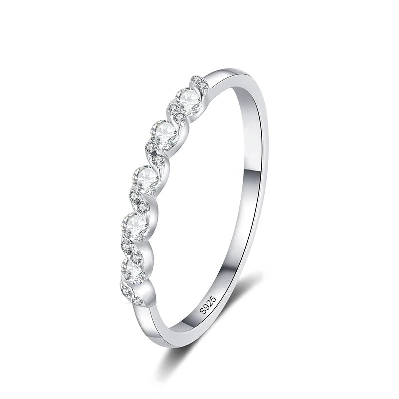 Anel delicado de moissanite com desenho ondulado sobre fundo branco