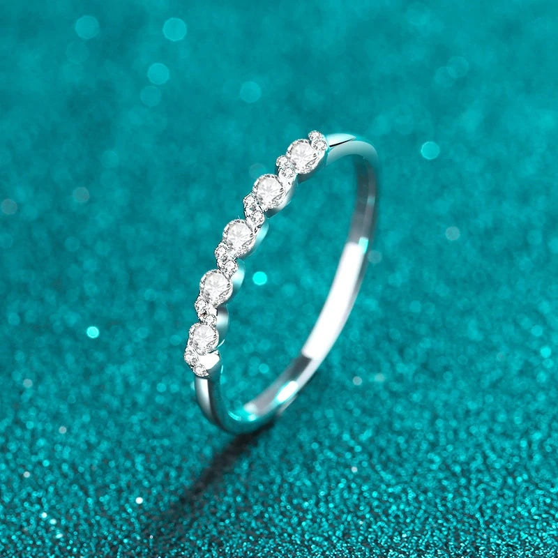 Anel delicado de moissanite visto de lado