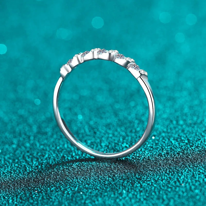 Anel ondulado de moissanite em pé mostrando o aro fino