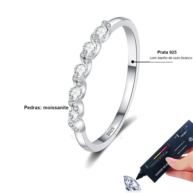 Detalhes do anel ondulado: pedras de moissanite em prata 925 com banho de ouro branco