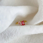 Anel com duas pedras do mês retangular vermelha e gota rosa dourado